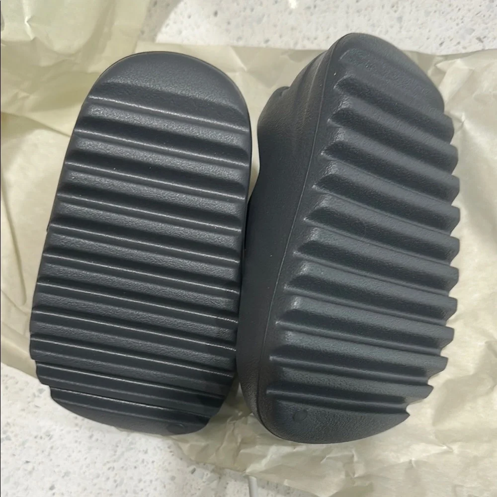 Yeezy Black Slippers with Molded Foam and Ventilation - Picture 3 of 7